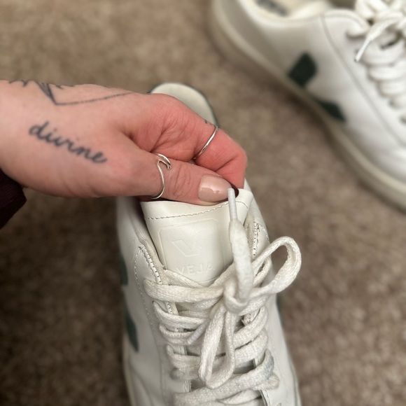 Veja V-12 Sneaker - Picture 4 of 9